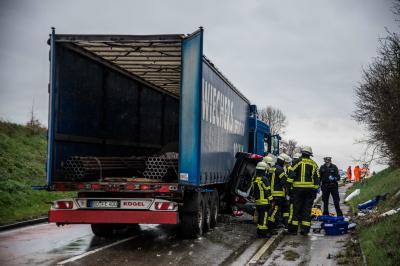 Moeglingen: Toedlicher Verkehrsunfall - Kleinwagen rast in LKW